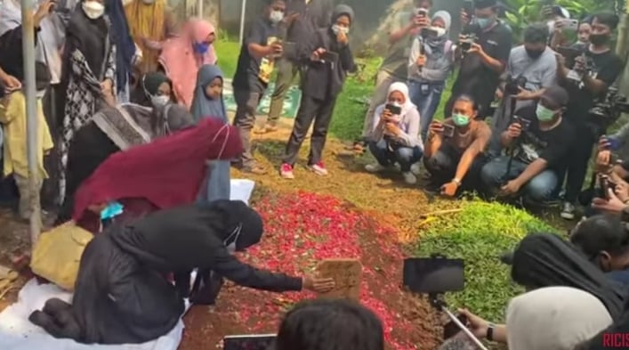  Dikritik Netizen, Video Kematian Ayah Ria Ricis Mendulang Traffic Youtube