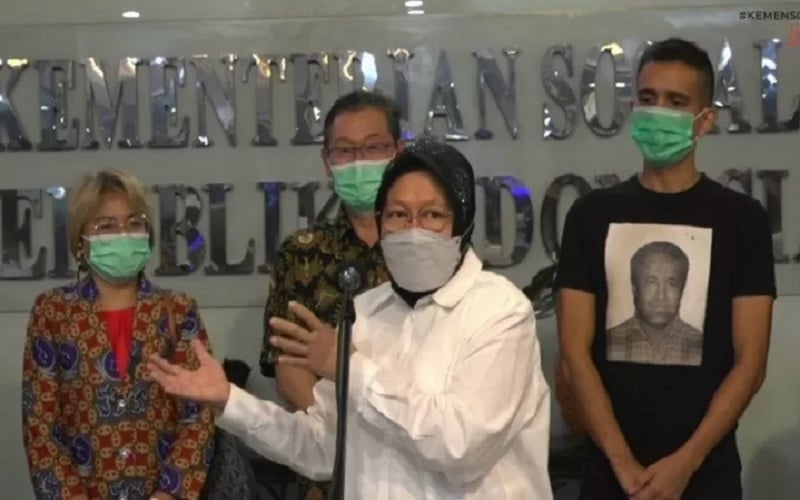Menteri Sosial Tri Rismaharini (baju putih) saat memberikan keterangan pers terkait bencana di Nusa Tenggara Timur (NTT) di lobi gedung Kementerian Sosial di Jakarta, Rabu (7/4/2021)./Antararn
