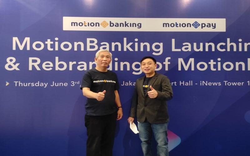  Kenakan Kaos MotionBanking, Lo Kheng Hong Foto Bareng COO MotionBanking