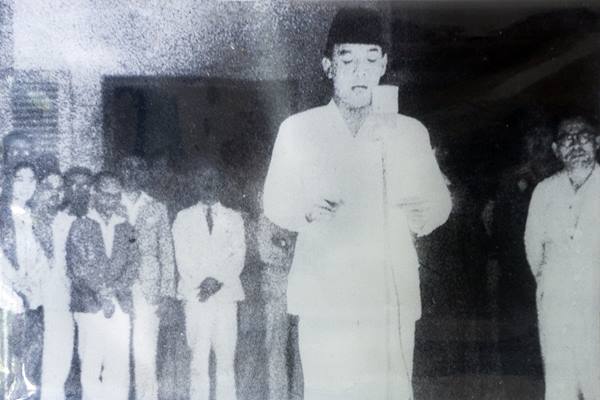  Mengapa Bung Karno Pakai Peci Hitam Miring ke Kiri? Ini Penjelasan Dosen UGM