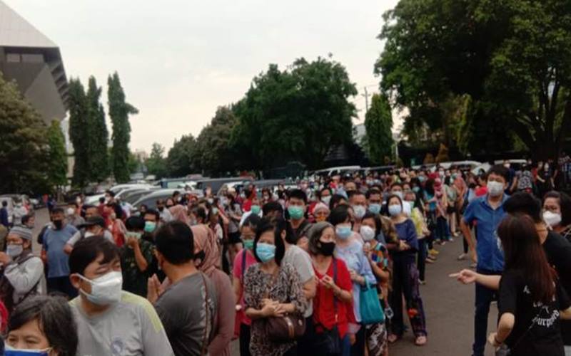  Foto Warga Berkerumun dan Berdesakan Antre Vaksinasi di Kompleks Pemprov Jateng 