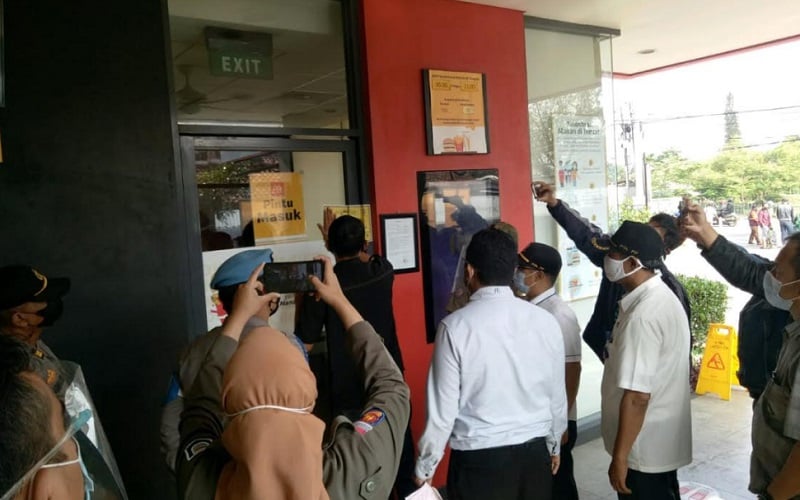  Antrean Membeludak, 2 Gerai McDonald\'s di Kota Bandung Disegel Satpol PP