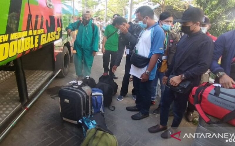 Para pekerja migran Indonesia asal Pamekasan, Jawa Timur saat tiba di halaman Gedung Islamic Center Pamekasan, Rabu (9/6/2021)./Antara-Abd Aziz