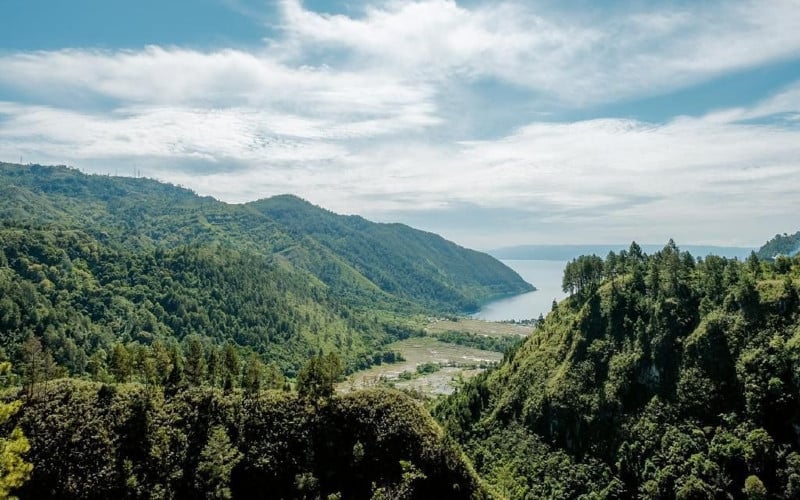  Adian Nalambok, Spot Terbaik Intip Lanskap Keindahan Danau Toba