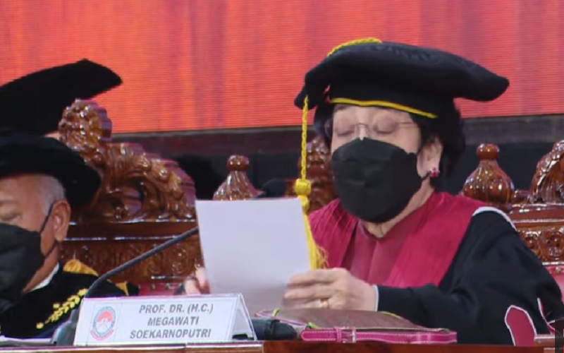 Tangkapan layar Ketua Umum PDIP Megawati Soekarnoputri menyampaikan pidato saat dikukuhkan sebagai Profesor Kehormatan (Guru Besar Tidak Tetap) Universitas Pertahanan RI (Unhan). JIBI/Bisnis-Nancy Junita