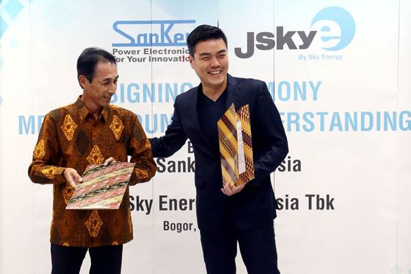 Presiden Direktur PT Sky Energy Indonesia Tbk Jackson Tandiono (kanan) berbincang dengan Presiden Direktur PT Sanken Indonesia Yoshiyuki Sone usai penandatanganan nota kesepahaman di Bogor, Jawa Barat, Senin (16/42018)./JIBI-Rachman