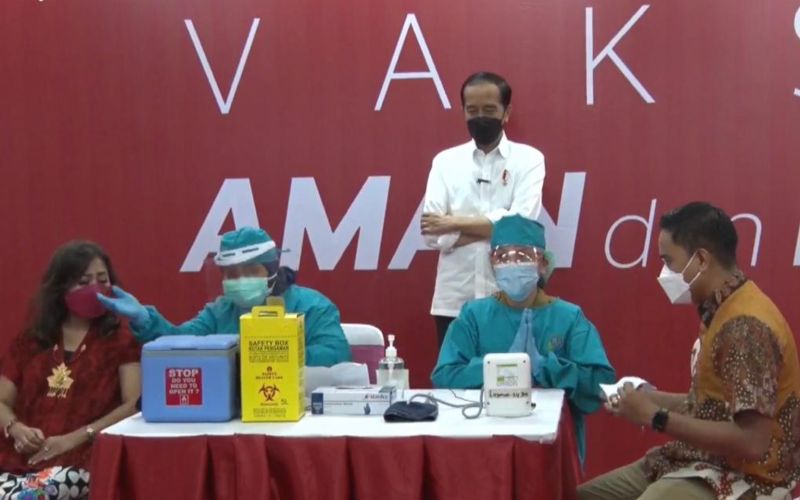 Presiden Jokowi meninjau pelaksanaan vaksinasi Covid-19 kepada para pelaku usaha perdagangan di Thamrin City, Jakarta pada Senin, 3 Mei 2021 - Youtube Sekretariat Presiden