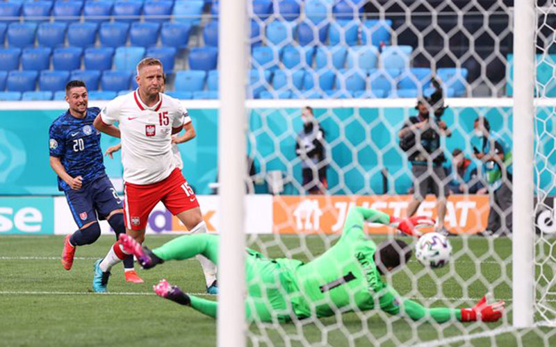 Kiper Polandia Wojciech Szczesny membuat gol bunuh diri ketkika timnya berhadapan dengan Slovakia./Twitter@EURO2020