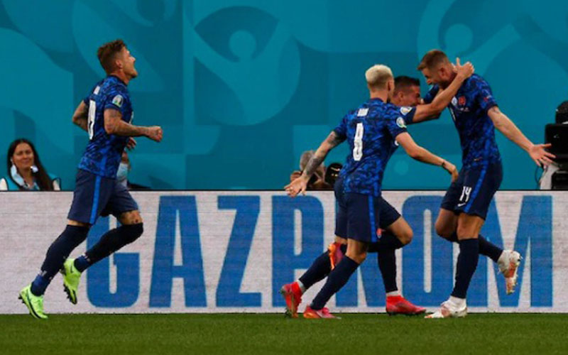 Para pemain Slovakia merayakan gol kedua ke gawang Polandia./UEFA.com