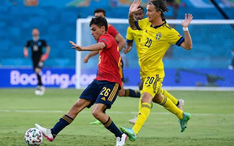 Pedri (kiri) tampil melawan Swedia, menjadi pemain Spanyol termuda di putaran final Piala Eropa (Euro)/ UEFA.com