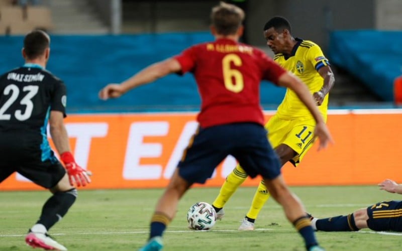 Alexander Isak, penyerang Swedia, berupaya menciptakan peluang ke gawang Spanyol dalam laga Grup E Euro 2020/Twitter-@EURO2020