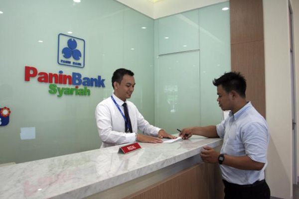 Aktivitas di kantor Bank Panin Syariah. / Bisnis- Paulus Tandi Bone
