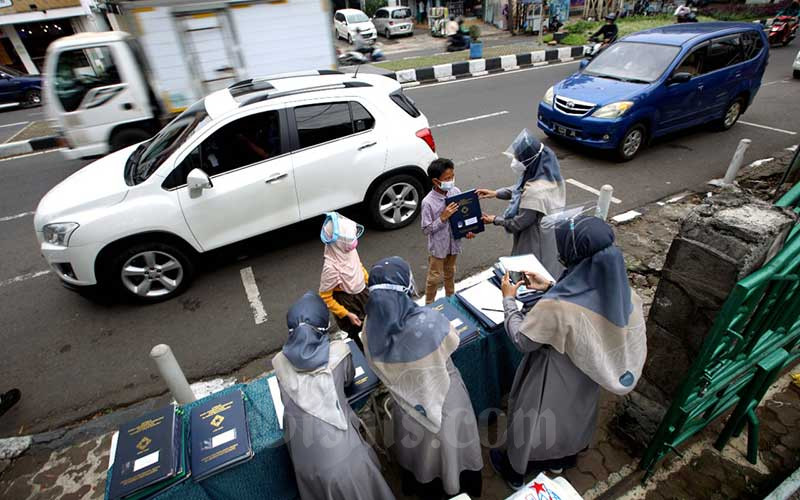  Tekan Penyebaran Covid-19, SD di Bandung Bagikan Rapor Secara Drive Thru