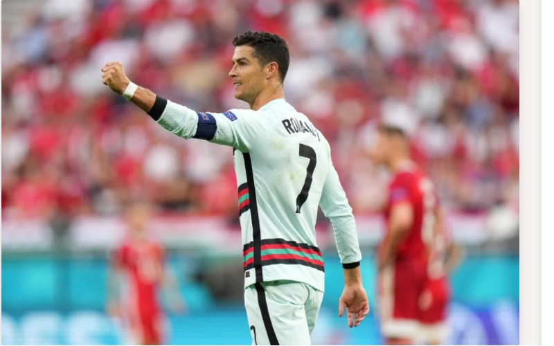 Kapten timnas Portugal Christiano Ronaldo memberikan semangat kepada tim setelah mencetak gol melawan Hungaria dalam laga lanjutan Final Euro 2020./ Uefa.com. 