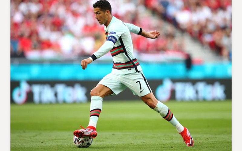 Kapten timnas Portugal Cristiano Ronaldo menggiring bola saat melawan Timnas Hungaria dalam lanjutan Euro 2020, Selasa (15/6/2021)./UEFA.com