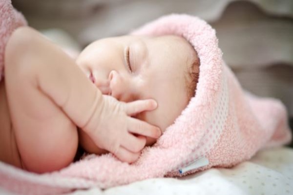  Bunda, Ini 3 Posisi Tidur yang Aman untuk Bayi