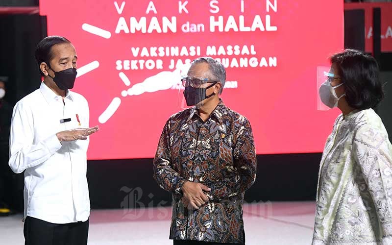  Presiden Joko Widodo Tinjau Pelaksanaan Vaksinasi Massal Pelaku Jasa Keuangan