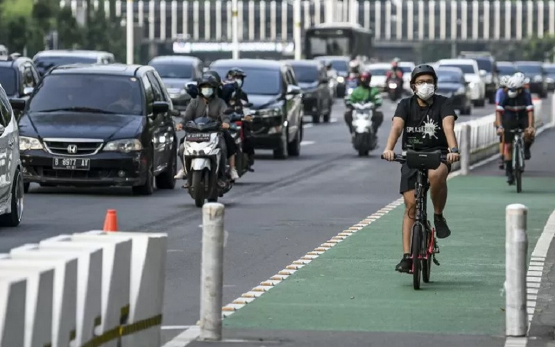  KAPOLRI SETUJU JALUR SEPEDA DIBONGKAR : DKI Jakarta Masih Uji Coba