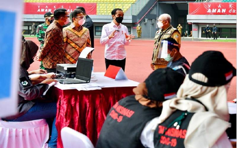 Presiden Joko Widodo atau Jokowi memantau pelaksanaan vaksinasi, Senin (14/6/2021) di  Stadion Patriot Candrabhaga, Kota Bekasi, Jawa Barat./Pemkot Bekasi