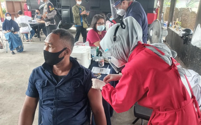  Polisi Brimob di Cirebon Fasilitasi Warga untuk Vaksinasi Covid-19