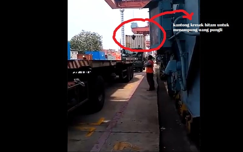 Modus baru pungutan liat (pungli) di Pelabuhan Tanjung Priok menggunakan kantong kresek hitam/Tangkapan Layar Twitter
