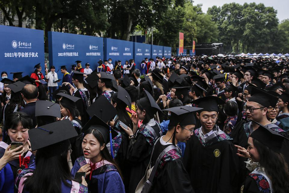  11.000 Mahasiswa di Wuhan China Wisuda Akbar Tanpa Masker dan Jaga Jarak