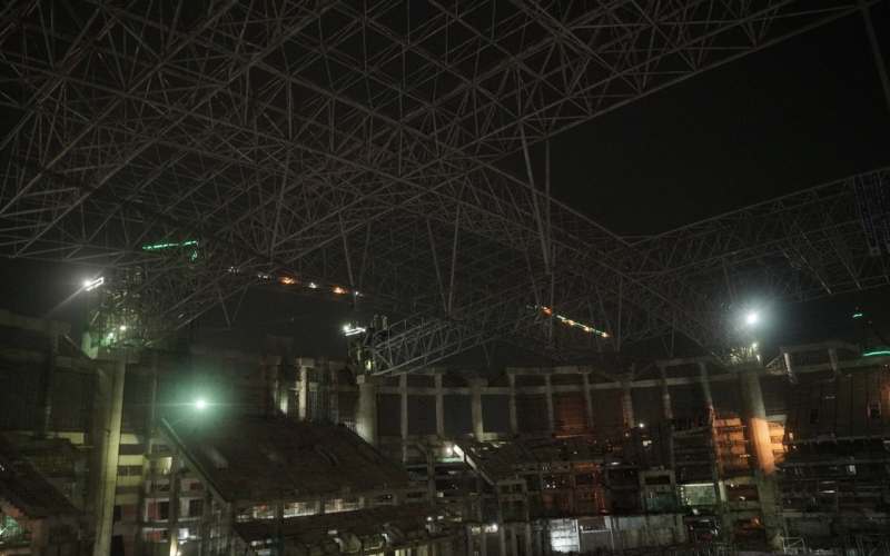  Rangka Atap Jakarta International Stadium Berhasil Dinaikkan 
