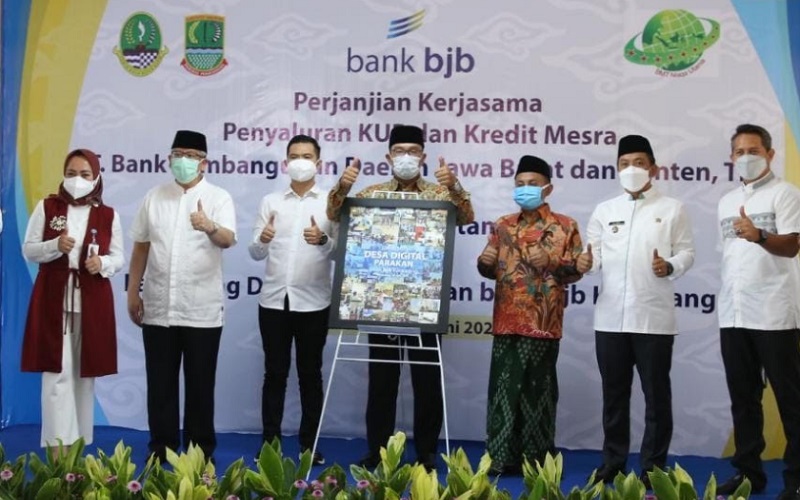  BJB Karawang Salurkan KUR Rp32 Miliar untuk Petani Karawang