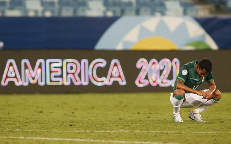 Bek Bolivia Roberto Fernandez terkulai lesu setelah timnya menelan kekalahan dari Cila./Twitter@CopaAmerica