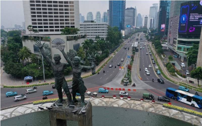 Dokumentasi - Foto aerial suasana kendaraan melintas di Bundaran HI, Jakarta, Senin (14/9/2020). Pada hari pertama penerapan Pembatasan Sosial Berskala Besar (PSBB) total di DKI Jakarta arus lalu lintas kendaraan terpantau lancar./Antara-Sigid Kurniawan