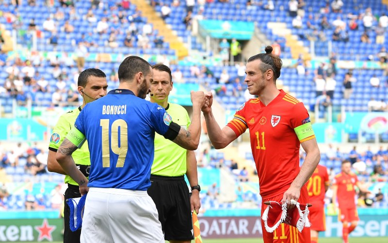 Kapten tim nasional Italia Leonardo Bonucci (dari kiri) dan kapten timnas Wales Gareth Bale sesaat sebelum laga antara kedua tim dalam matchday ketiga Grup A Euro 2020/Twitter-@EURO2020