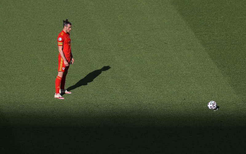 Kapten timnas Wales Gareth Bale bersiap melakukan tendangan bebas dalam laga melawan Italia/Twitter-@EURO2020