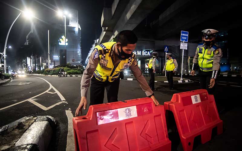  Polda Metro Jaya Lakukan Penutupan Jalan Saat Pembatasan Mobilitas Warga di Jakarta