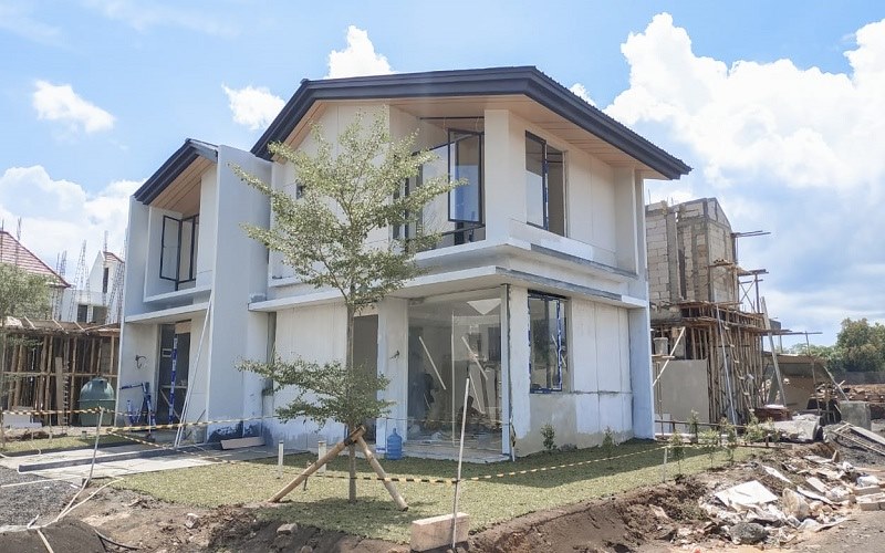 Unit rumah contoh Holland Village Designer Homes Collection Manado dalam tahap penyelesaian pembangunan yang akan selesai pada Juli 2021./Istimewa