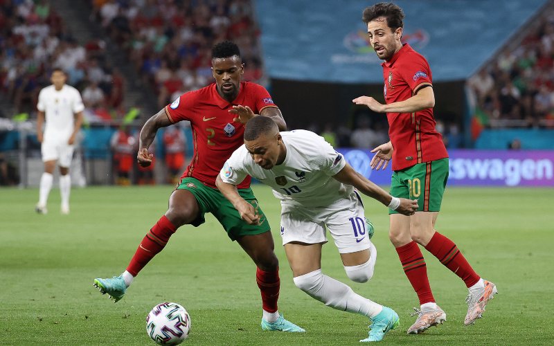 Pemain Prancis Kylian Mbappe berupaya lepas dari pengawalan pemain Portugal/Twitter-EURO2020