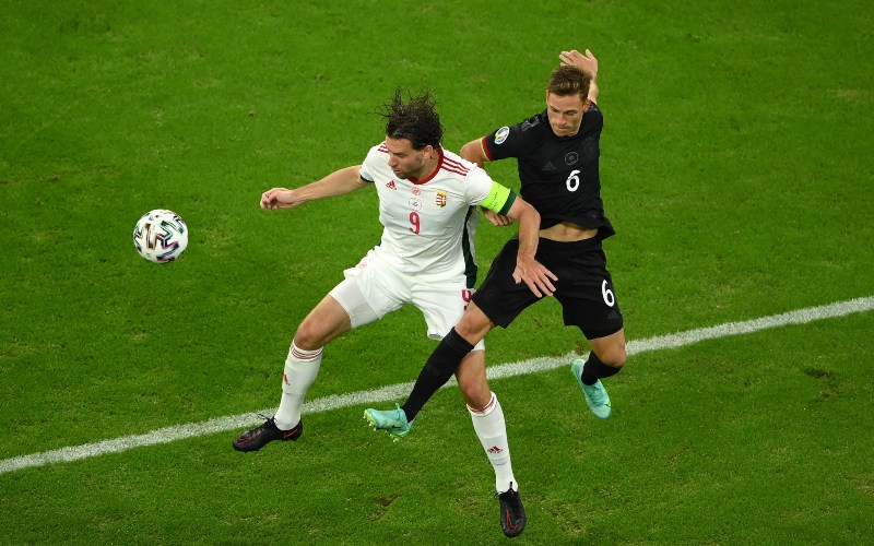Kapten timnas Hungaria Adam Szalai dikawal ketat pemain Jerman Joshua Kimmich/Twitter-@EURO2020