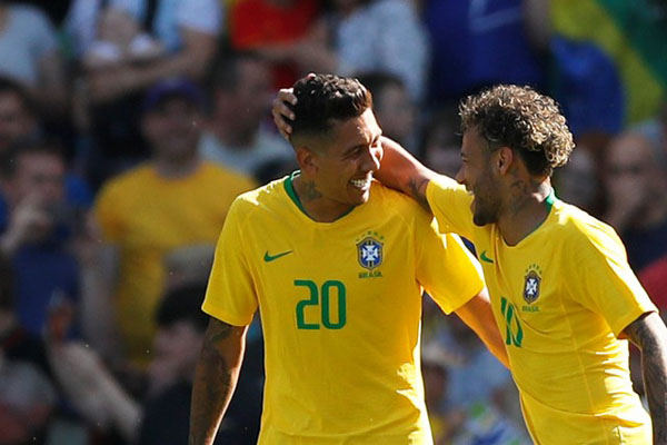 Dua andalan lini depan Timnas Brasil, Neymar da Silva Santos Jr. (kanan) dan Roberto Firmino/Reuters