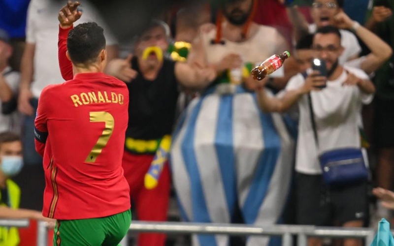 Cetak 2 Gol, Cristiano Ronaldo Juga 2 Kali Dilempari Botol Coca-Cola
