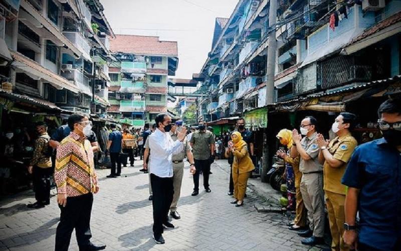 Presiden Joko Widodo memantau jalannya kegiatan vaksinasi massal di DKI Jakarta dari Kompleks Rusun Tanah Tinggi, Kecamatan Johar Baru, Senin (14/6/2021)./Instagram @jokowi
