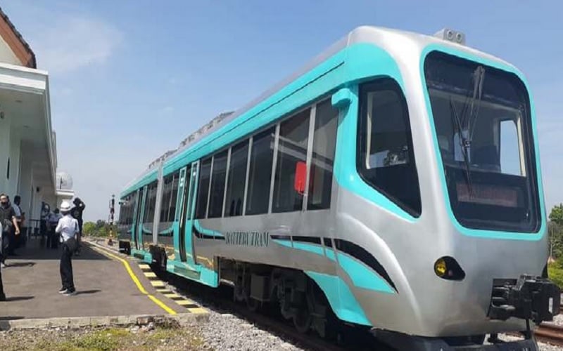 Trem bertenaga baterai produksi PT Industri Kereta Api untuk pertama kali diuji coba di jalur kereta milik KAI, Selasa (10/11/2020). JIBI/Madiun Pos-Abdul Jalil