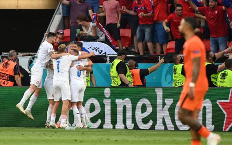 Para pemain Cheska merayakan gol kedua ke gawang Belanda./UEFA.com