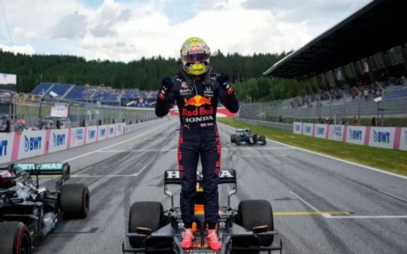 Pebalap tim Red Bull Max Verstappen melakukan selebrasi setelah menjuarai Grand Prix Styria di Sirkuit Red Bull Ring, Spielberg, Austria, pada Minggu (27/6/2021)./Antara/Reuters