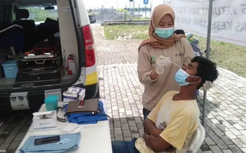 Pemudik melakukan tes antigen di perbatasan Kabupaten Ogan Komering Ilir (OKI), Sumatera Selatan, Selasa (18/5/2021). /ANTARA