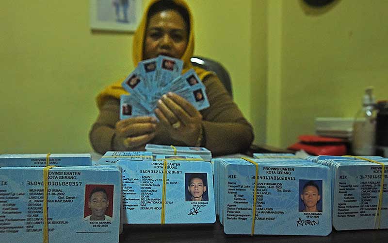 Petugas memperlihatkan KTP (Kartu Tanda Penduduk) Elektronik yang baru dicetak di Kantor Disdukcapil Kota Serang, Banten, Rabu (4/3/2020). ANTARA FOTO/Asep Fathulrahman