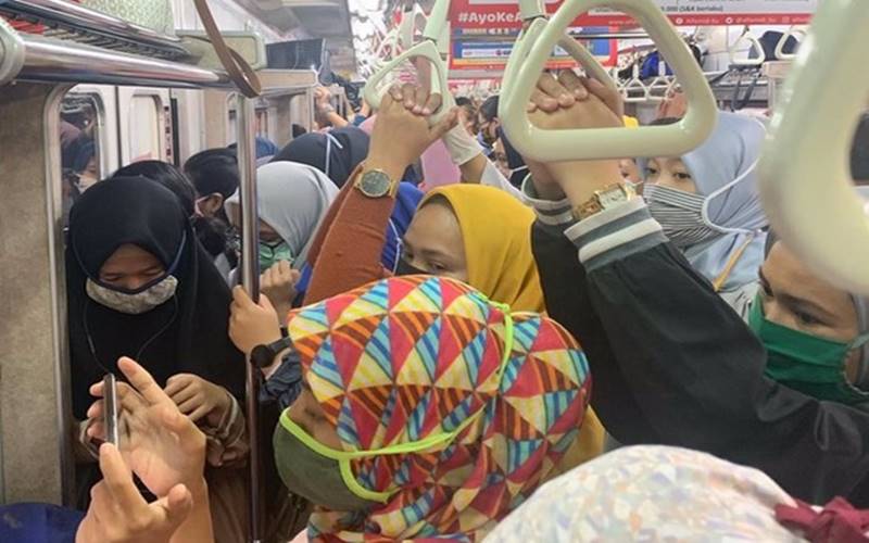 Penumpang KRL Commuter Line Bogor-Jatinegara KA6115 berdesakan,d an tanpa jarak yang berisiko tertular Covid-19./Twitter @annmaart20