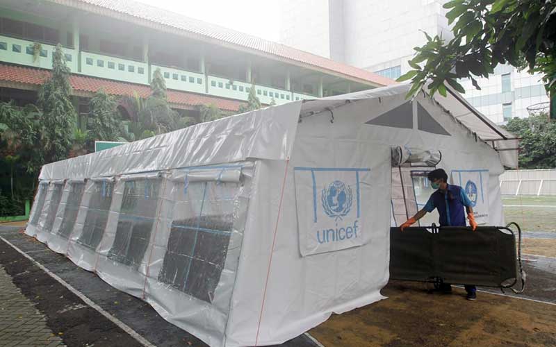  Halaman Sekolah di Jakarta Dibangun Tenda Darurat Untuk Pasien Covid-19