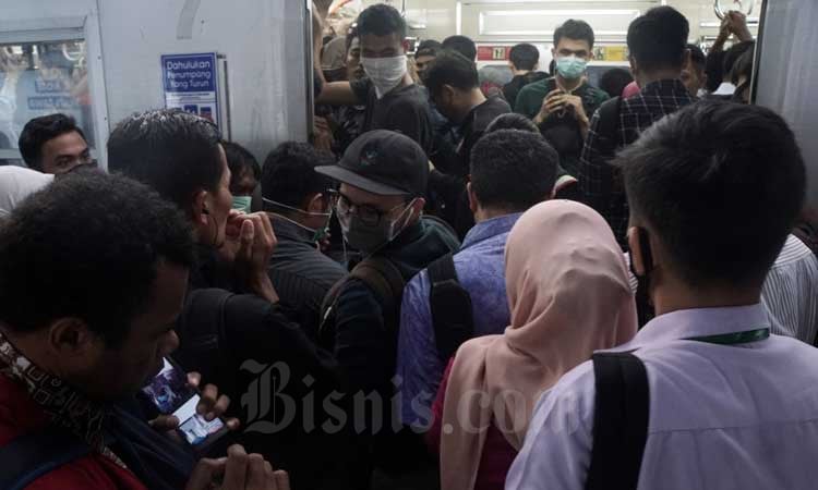  Waspada Covid-19! Penguna Transportasi Umum Disarankan Pakai Masker Dobel 