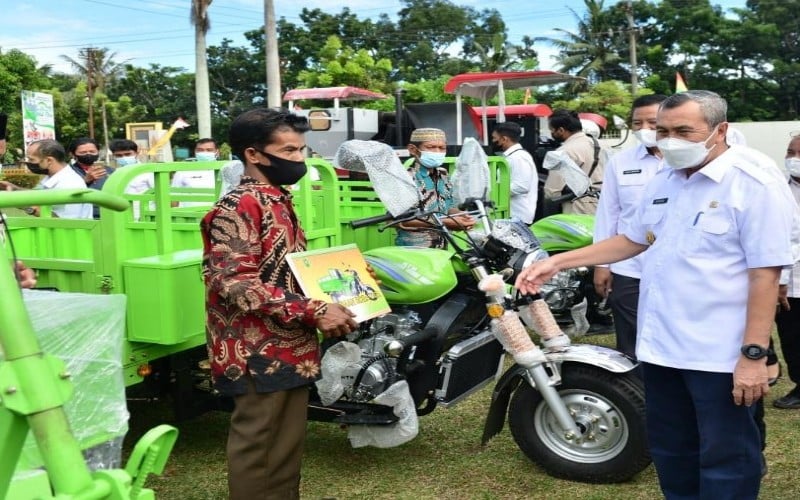  Pemprov Riau Bantu Alat Mesin Pertanian ke 12 Kabupaten Kota