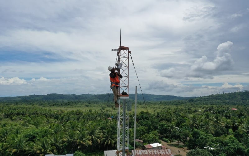 Petugas Telkomsel meninjau peningkatan kapasitas jaringan di salah satu BTS di Sumatra Bagian Selatan. istimewa