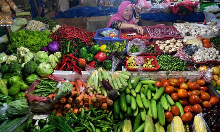 Pedagang menata sayuran yang dijual di Pasar Minggu, Jakarta Selatan, Senin (27/1/2020)./ ANTARA - Sigid Kurniawan